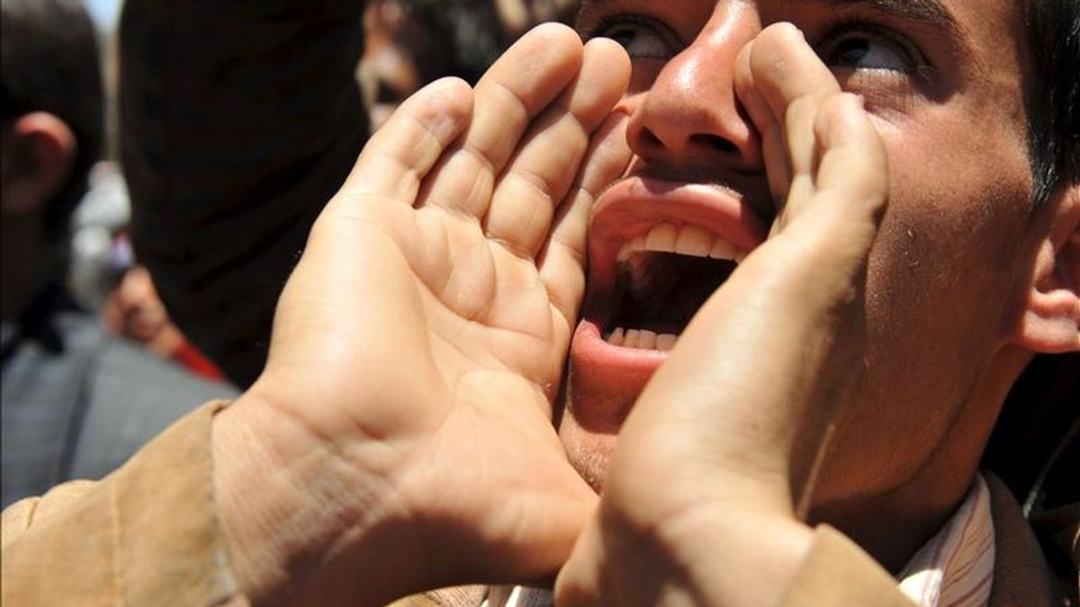 Un opositor grita durante la manifestación convocada contra el régimen del presidente Saleh en Sana, Yemen. EFE