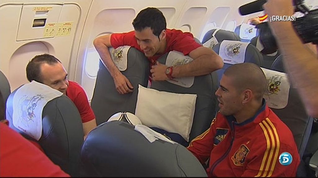 Entre periódicos, balones y tartas con la bandera