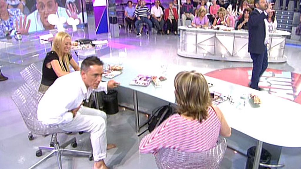 Kiko besa el suelo y los pies de Maruja