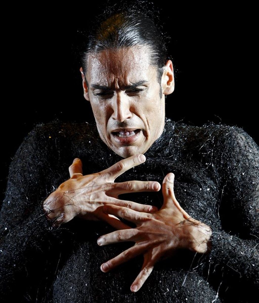 El bailaor Amador Rojas durante el pase gráfico de su espectáculo "Mandala", en el que Rojas baila al ritmo de la música de artistas invitados como el guitarrista Juan Habichuela IIl, que permanecerá en el Teatro Arteria Coliseum de Madrid hasta el próximo 1 de mayo. EFE