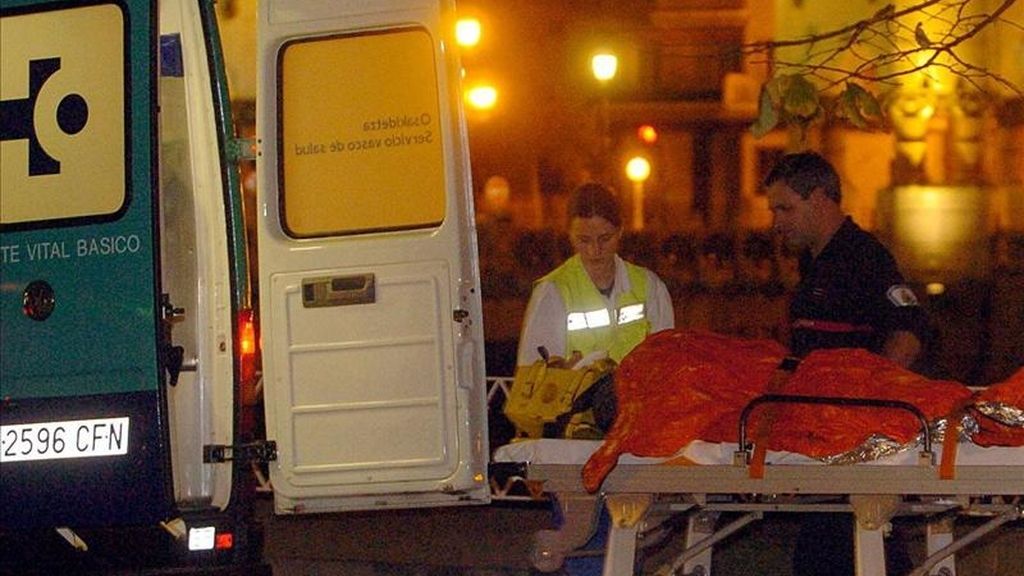 Miembros de emergencias atienden a un herido en un accidente. EFE/Archivo