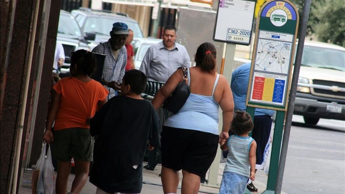 Imagen de varias personas con obesidad caminando por la calle. EFE/Archivo