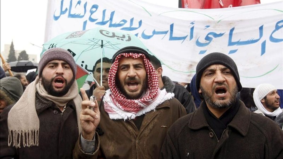 Manifestantes jordanos protestan contra el gobierno en Ammán, Jordania, hoy viernes 04 de febrero de 2011. Líderes de grupos islámicos de Jordania han pedido al rey Abdalá II que apruebe reformas políticas que conduzcan a la formación de un "gobierno parlamentario", según un comunicado de los Hermanos Musulmanes jordanos. EFE