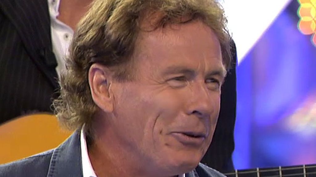 Rocío, la hija de Carmen, quiere animar a su madre con su grupo favorito