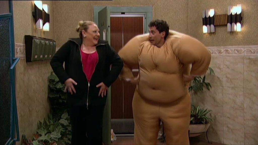 Su madre le pone un antiguo traje suyo de cuando era vedette