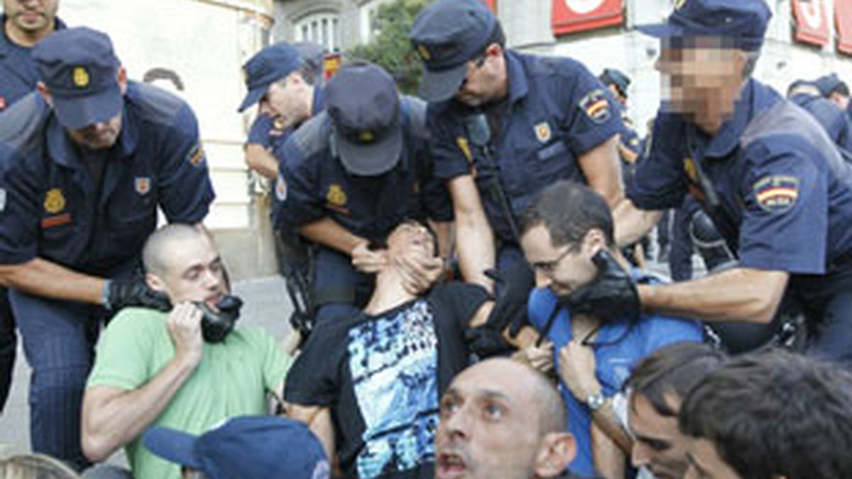 La policía desaloja a los indignados de la plaza de Sol. Foto: EFE