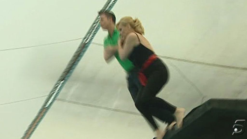 Rosa Benito se entrena para su salto en helicóptero en 'Supervivientes'