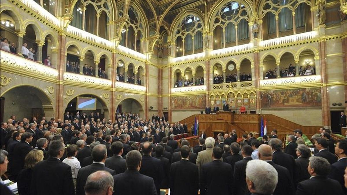 Parlamentarios húngaros escuchan el himno nacional tras la aprobación de la nueva Constitución del país, en el Parlamento húngaro, en Budapest, Hungría. El Parlamento de Hungría aprobó hoy por una holgada mayoría, pero con el rechazo de toda la oposición, la nueva Constitución del país. EFE