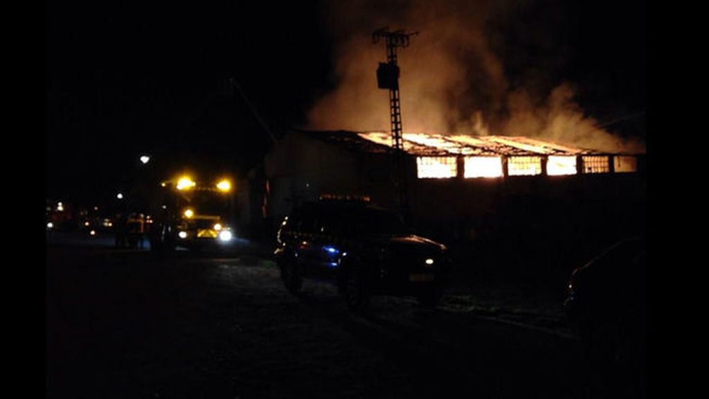 Espectacular incendio sin víctimas en una nave industrial