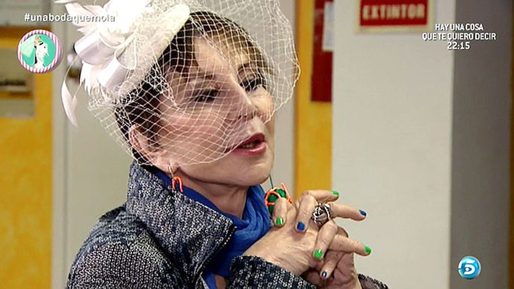 Karmele Marchante se viste de novia para anunciar la boda