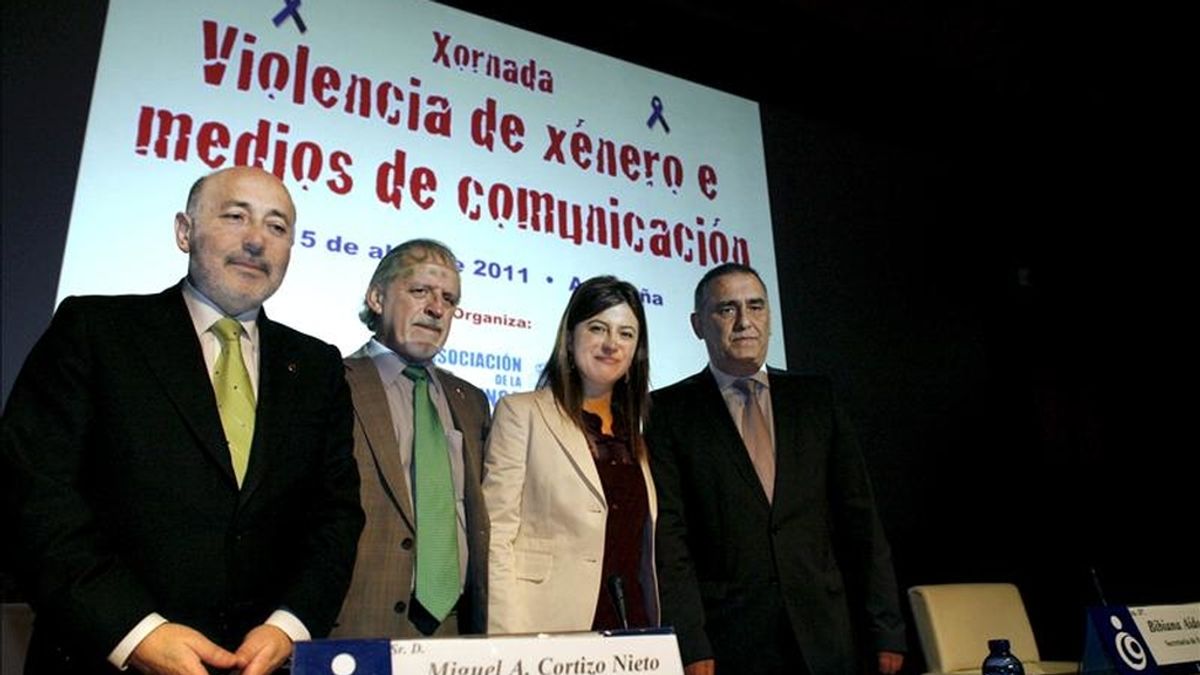La Asociación de la Prensa de A Coruña (APC) ha organizado una jornada sobre Violencia de Género y Medios de Comunicación en la que participa la secretaria de Estado de Igualdad, Bibiana Aido (2d), el delegado del Gobierno en Galicia, Miguel Cortizo (2i), el alcalde de A Coruña, Javier Losada (i), y el presidente de la APC, Manuel González (d), entre otros. EFE