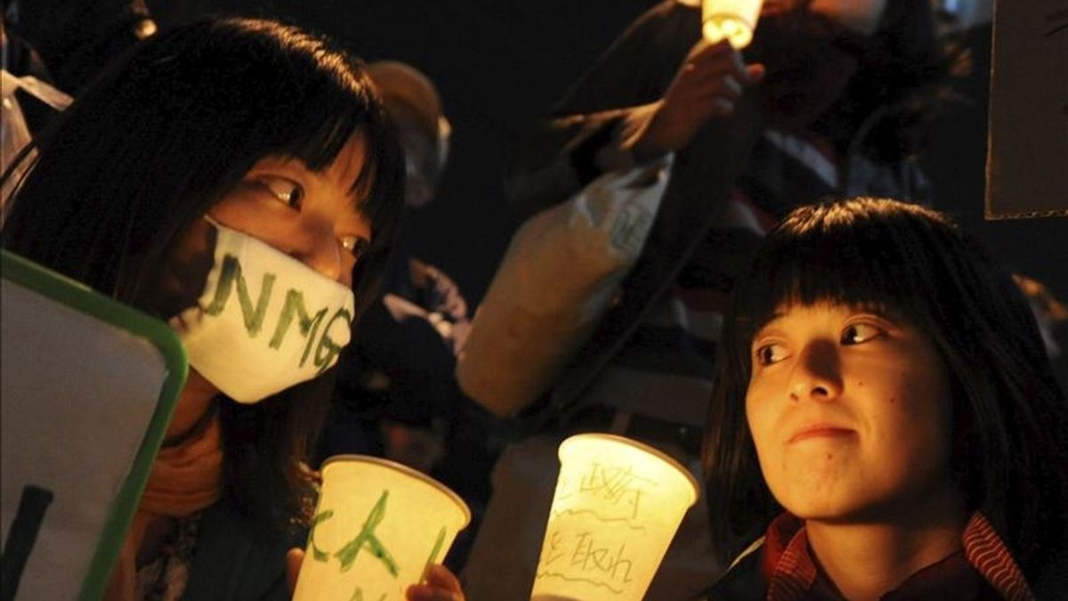 Japoneses participan en una vigilia con motivo del 25º aniversario de la catástrofe en la central ucraniana de Chernóbil, la más grave de la historia de la energía atómica civil, hoy,  frente a la sede de Tokyo Electric Power Company (TEPCO), en Tokio, Japón. EFE