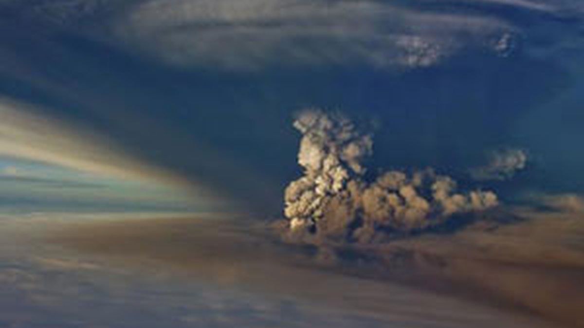 Vista aérea tomada el pasado sábado que muestra la erupción del volcán Grimsvoetn, en el sur de Islandia. Foto: EFE