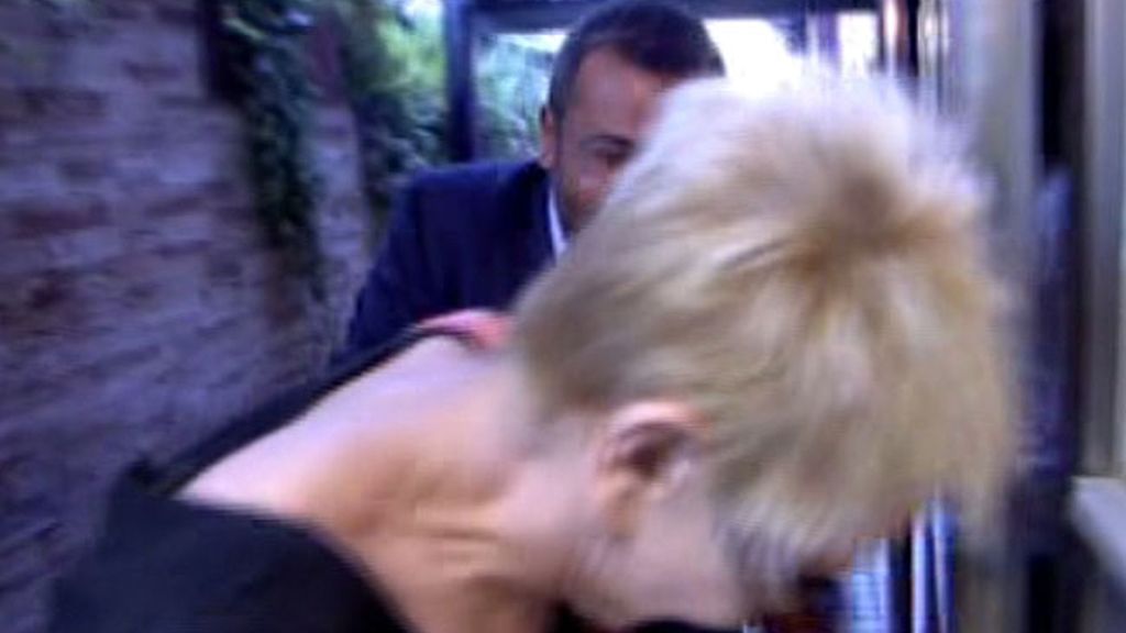 J.J. intercepta a Karmele Marchante