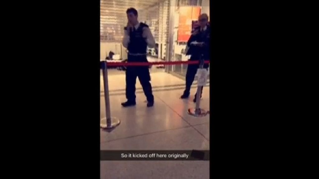 Un hombre con un machete provoca el pánico en un centro comercial de Londres