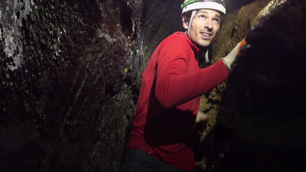 Andrés Velencoso se estrena como espeleólogo en una cueva jamás filmada