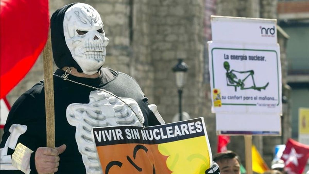 Varios grupos ecologistas, sindicales y políticos han convocado hoy una manifestación en la capital burgalesa para exigir el cierre de la central nuclear de Santa María de Garoña en la fecha prevista por el Gobierno, en el verano de 2013. EFE