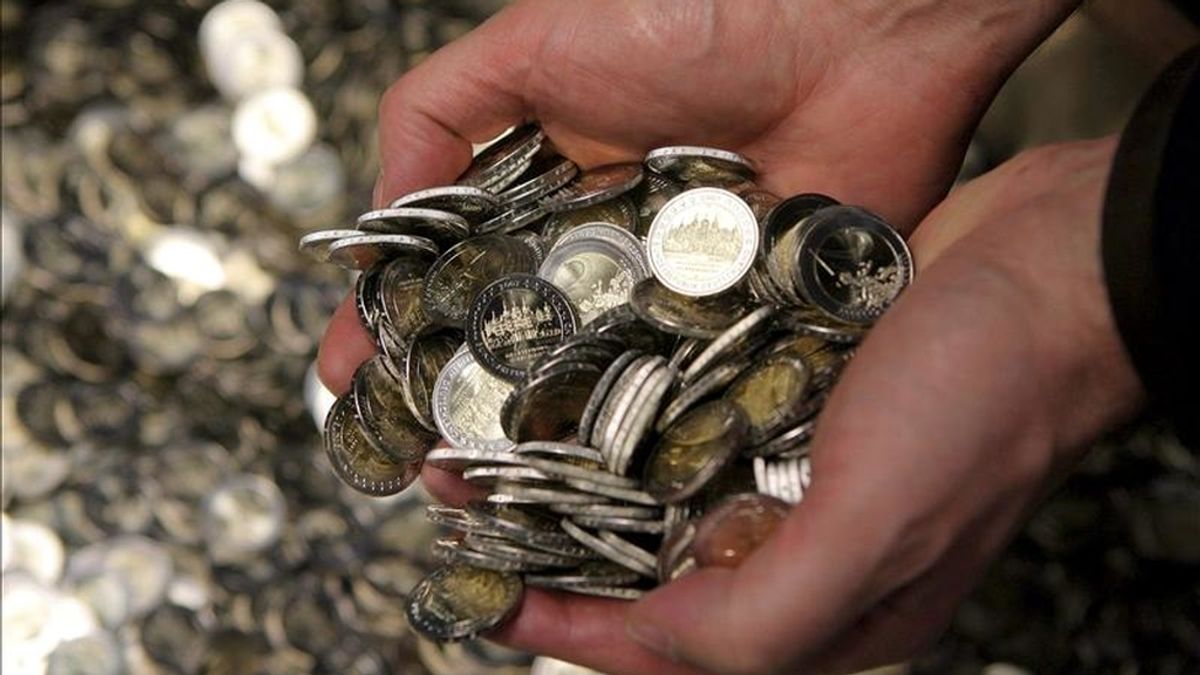 En la imagen, monedas de dos euros. EFE/Archivo