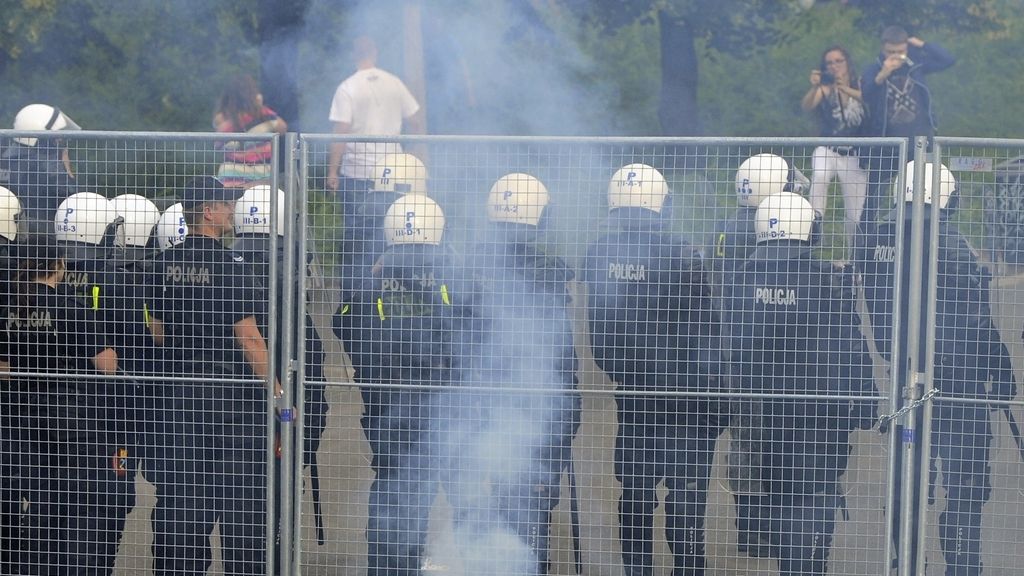 Peleas, destrozos, insultos racistas y detenciones
