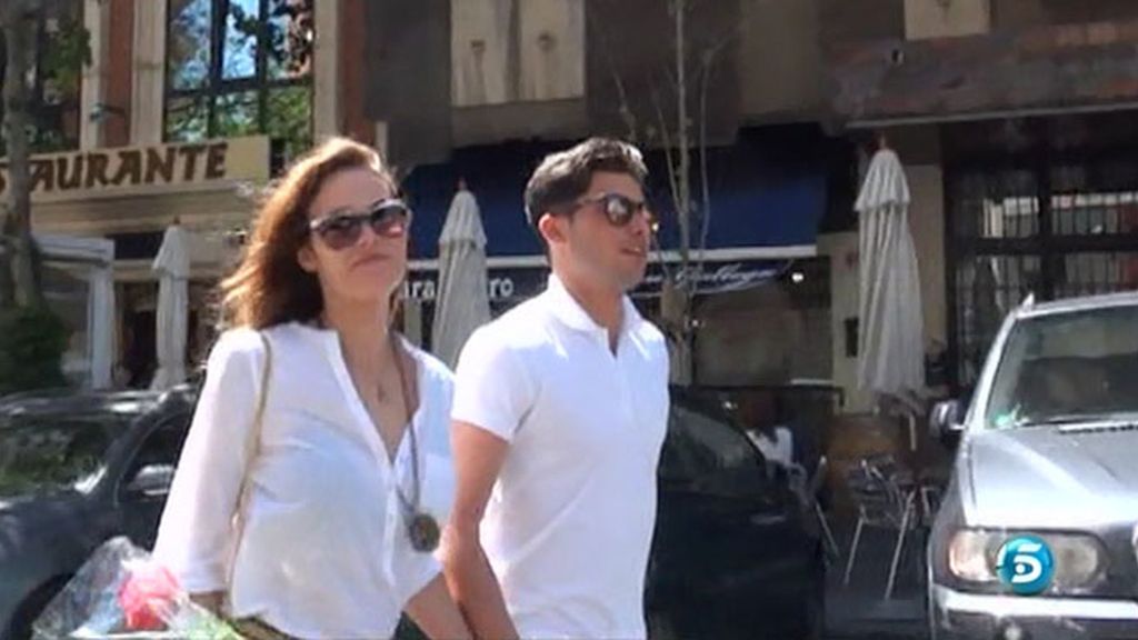 La pareja guarda silencio, pero pasean sonrientes y de la mano