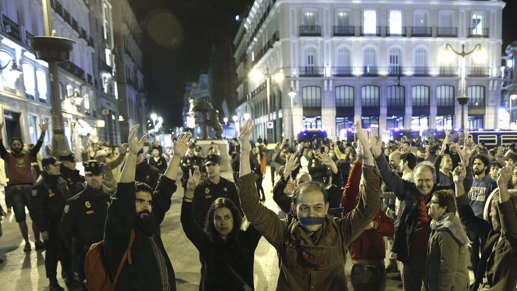 El 15M reúne a medio centenar de personas en Sol