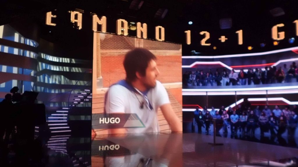 Pantalla gigante para recibir a los expulsados