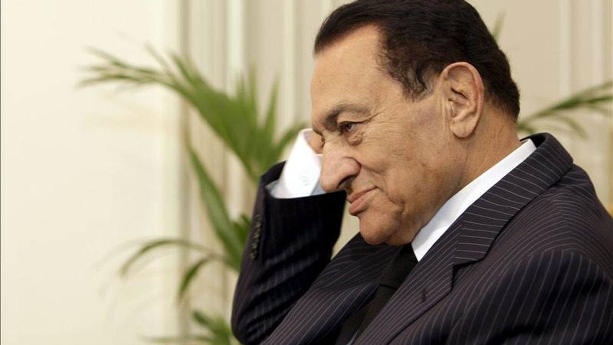 Foto de archivo del 22 de enero de 2011 que muestra al depuesto presidente egipcio Hosni Mubarak en El Cairo, Egipto. EFE/Archivo