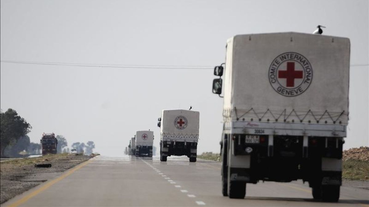 Camiones de la Cruz Roja Internacional en la carretera entre Bengasi y Ajdabiya (Libia. Los bombardeos de las fuerzas de Muamar al Gadafi y de la OTAN se han intensificado hoy en Libia, mientras la ONU ha logrado abrir un corredor humanitario y los rebeldes, que buscan ayuda en Europa, cifran en unos 10.000 los muertos desde el inicio del conflicto. EFE