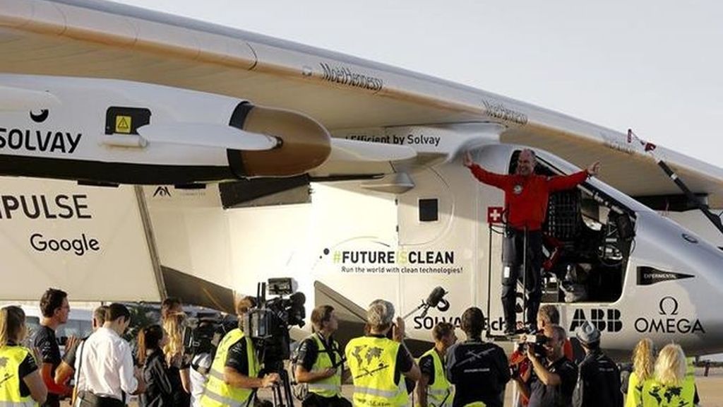 El avión solar Impulse II aterriza en Sevilla después de cruzar el Atlántico