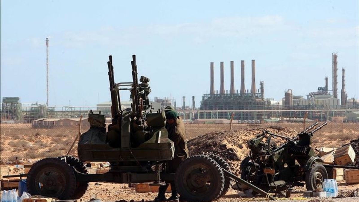 Imagen de un cañon tierra-aire usado por grupos rebeldes en Ras Lanuf (Libia), cerca de una refinería de petróleo. EFE/Archivo