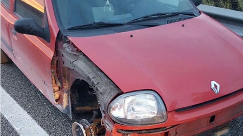 Detienen a una kamikaze ebria conduciendo un coche al que le faltaba una rueda