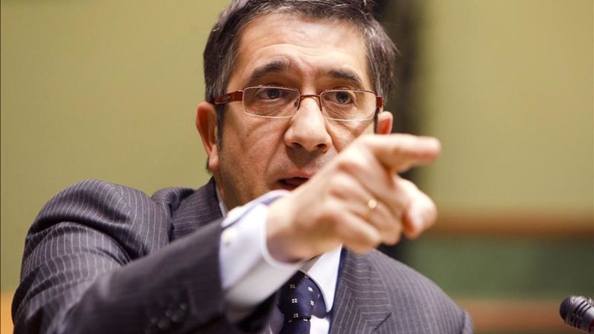 El lehendakari, Patxi López, interviene durante el pleno de control que hoy celebra el Parlamento Vasco, y en el que los miembros del Ejecutivo han respondido a preguntas e interpelaciones de los grupos. EFE El lehendakari, Patxi López, interviene durante el pleno de control que hoy celebra el Parlamento Vasco, y en el que los miembros del Ejecutivo han respondido a preguntas e interpelaciones de los grupos. EFE