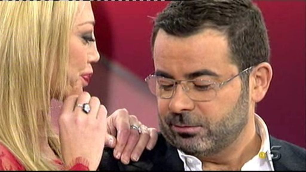 Blén Esteban y Jorge Javíer Vázquez se funden en un abrazo para despejar las dudas sobre su enfrentamiento