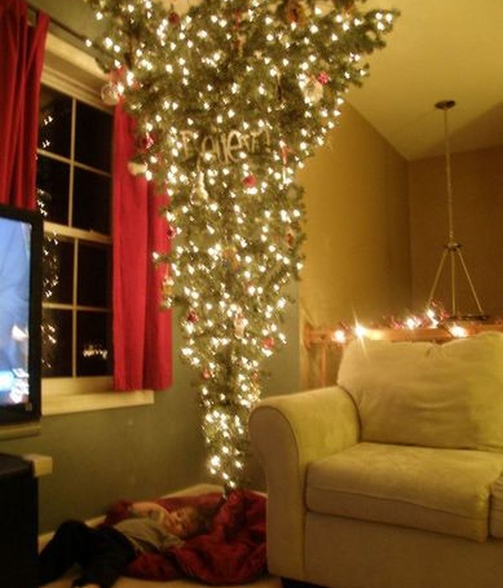 El árbol navideño caido del techo