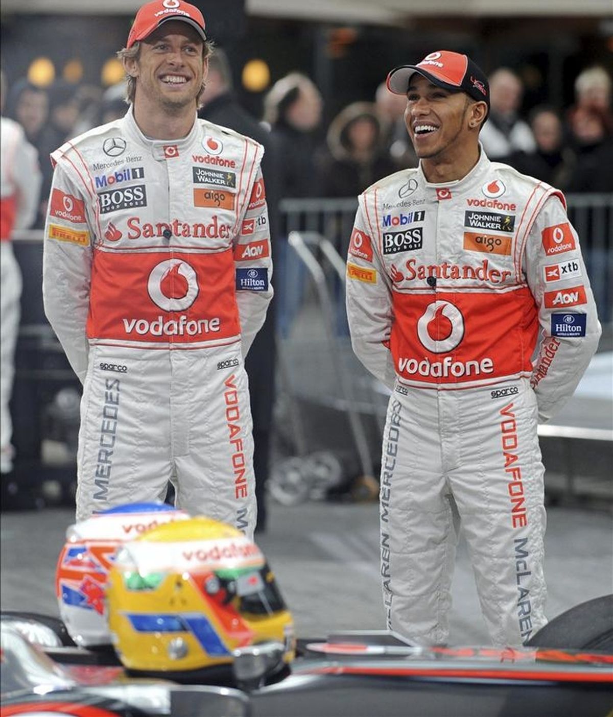Los pilotos británicos de la escudería McLaren Mercedes Lewis Hamilton (dcha) y Jenson Button (izda) posan hoy para los fotógrafos durante la presentación del nuevo monoplaza de la nueva temporada en Berlín (Alemania). El nuevo MP4-26 lleva un motor Mercedes y será probado en la segunda sesión de pretemporada en Jerez (España) la próxima semana. McLaren es el último de los primeros equipos en presentar su coche para el Mundial de Fórmula Uno 2011. EFE
