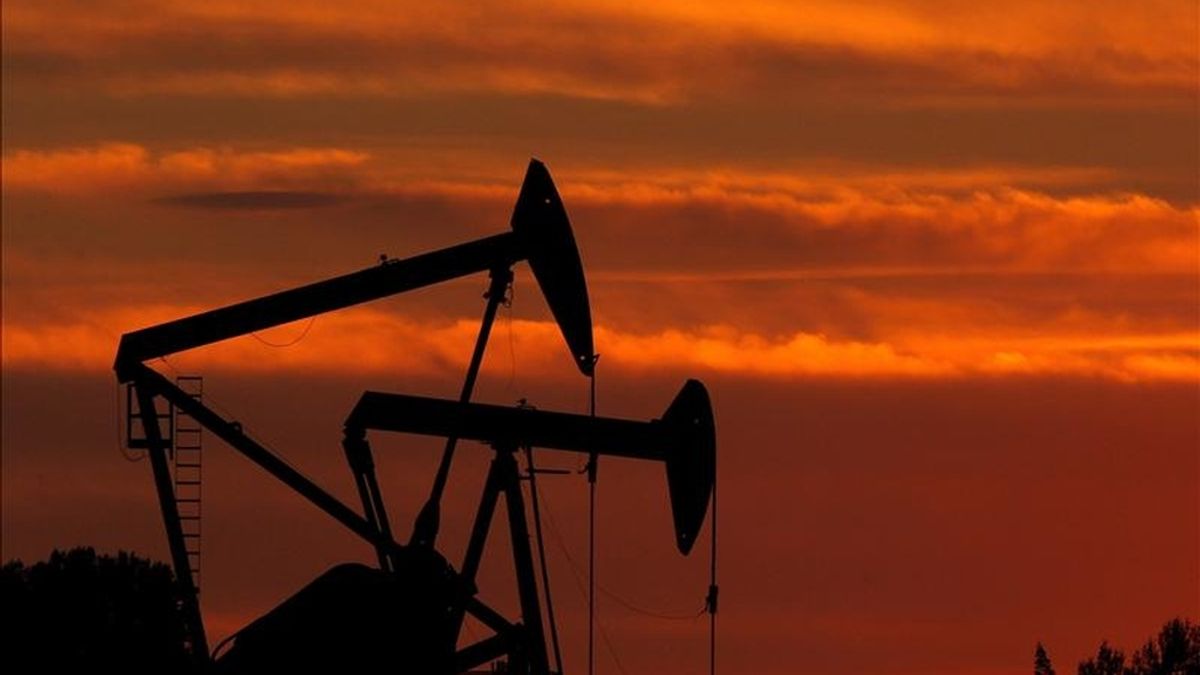Según el FMI, un "shock" negativo persistente en la oferta de petróleo implicaría una escalada de los flujos internacionales de capital de los exportadores a los importadores de petróleo. EFE/Archivo