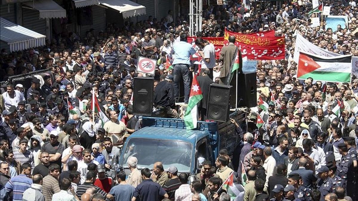 Jordanos sostienen pancartas y banderas nacionales durante una protesta para solicitar reformas políticas en Ammán, Jordania. EFE