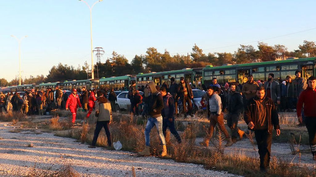 Los sirios por fin evacuados de Alepo