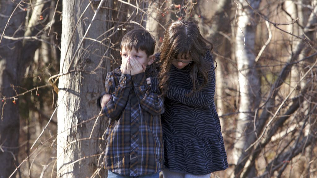 Niños desolados a las afueras de la escuela de primaria Sandy Hook Elementary