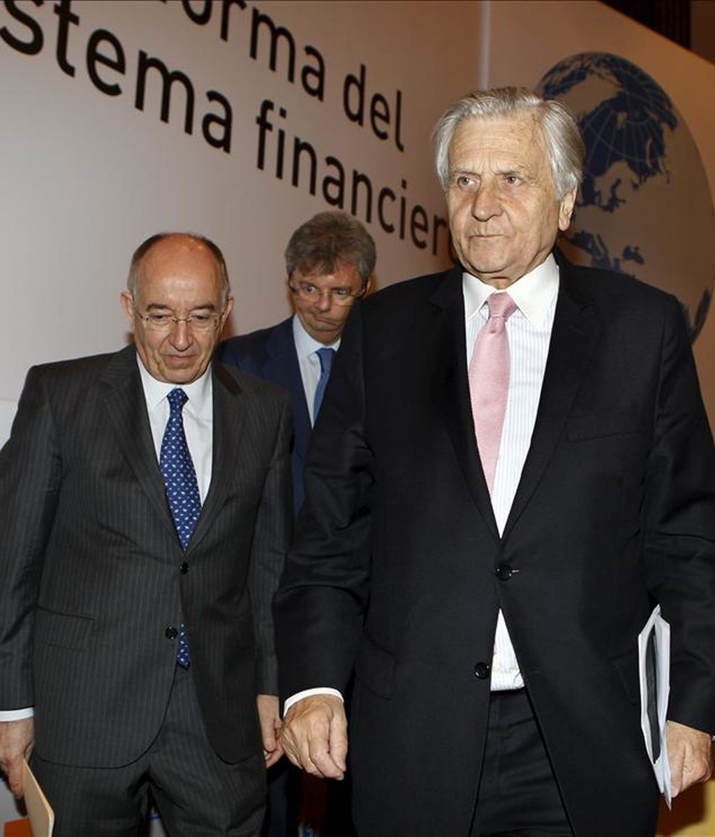El presidente del Banco Central Europeo, Jean Claude Trichet (d), junto al gobernador del Banco de España, Miguel Angel Fernandez Ordoñez (i), a su llegada hoy al III Encuentro sobre la Reforma del Sistema Financiero Español, organizado en Madrid por KPMG, Expansión y el Centro Universitario de Estudios Financieros (CUNEF). EFE