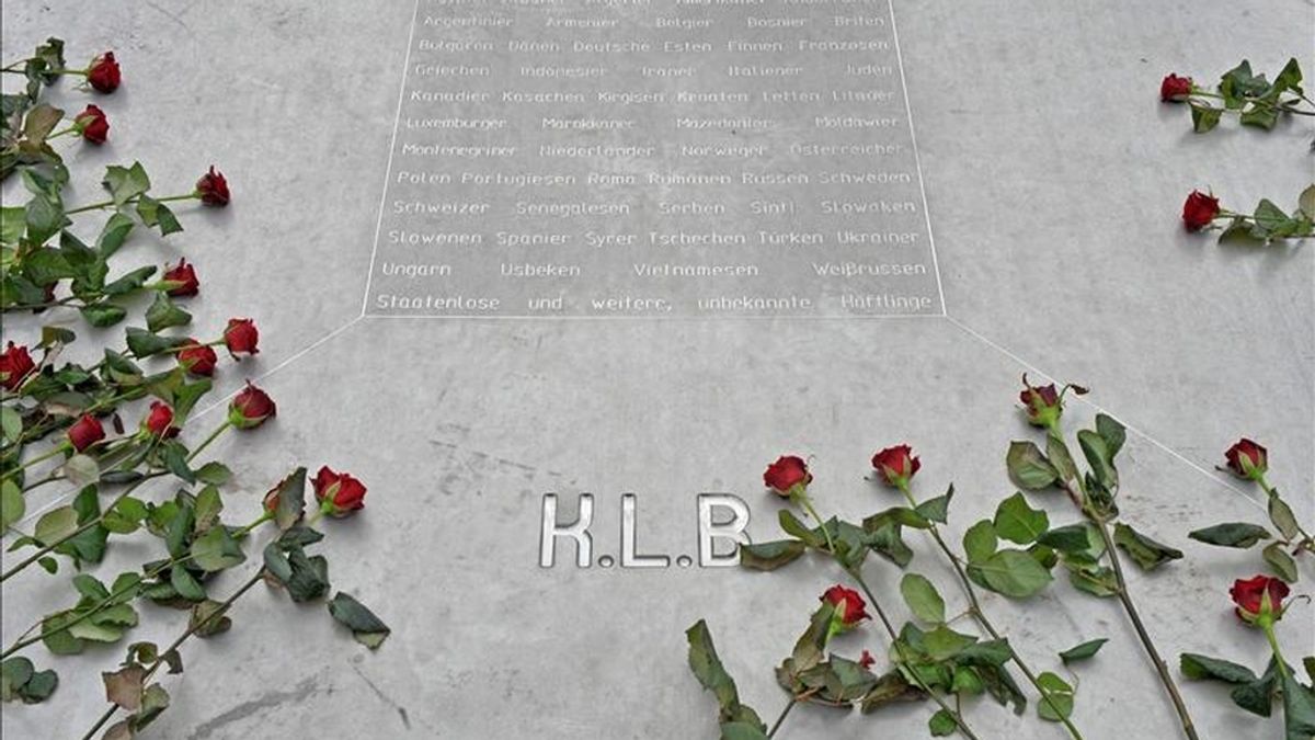 En la imagen, unas rosas depositadas sobre un monumento conmemorativo en el lugar donde se construyó el campo de concentración nazi de Buchenwald, cerca de Weimar (Alemania). EFE/Archivo
