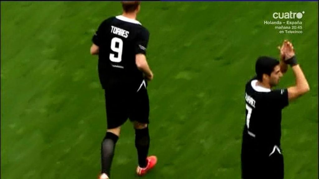 Fernando Torres y Luis Suárez, ovacionados por Anfield en el homenaje a Gerrard