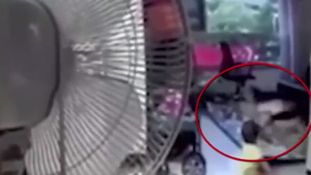 Una cámara oculta graba la patada de una cuidadora a una niña de dos años