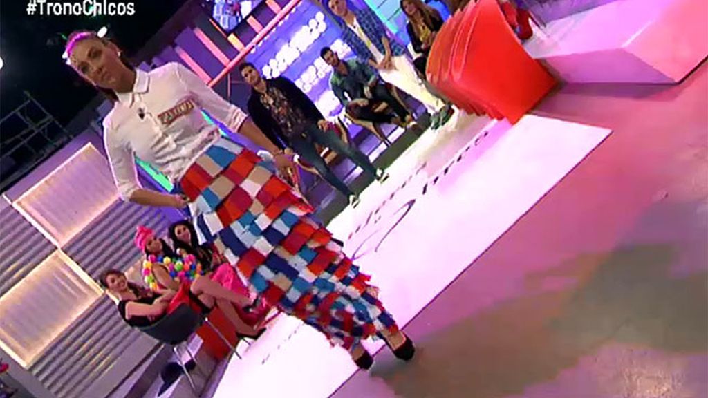 Paula desfila con un traje de tiras de colores