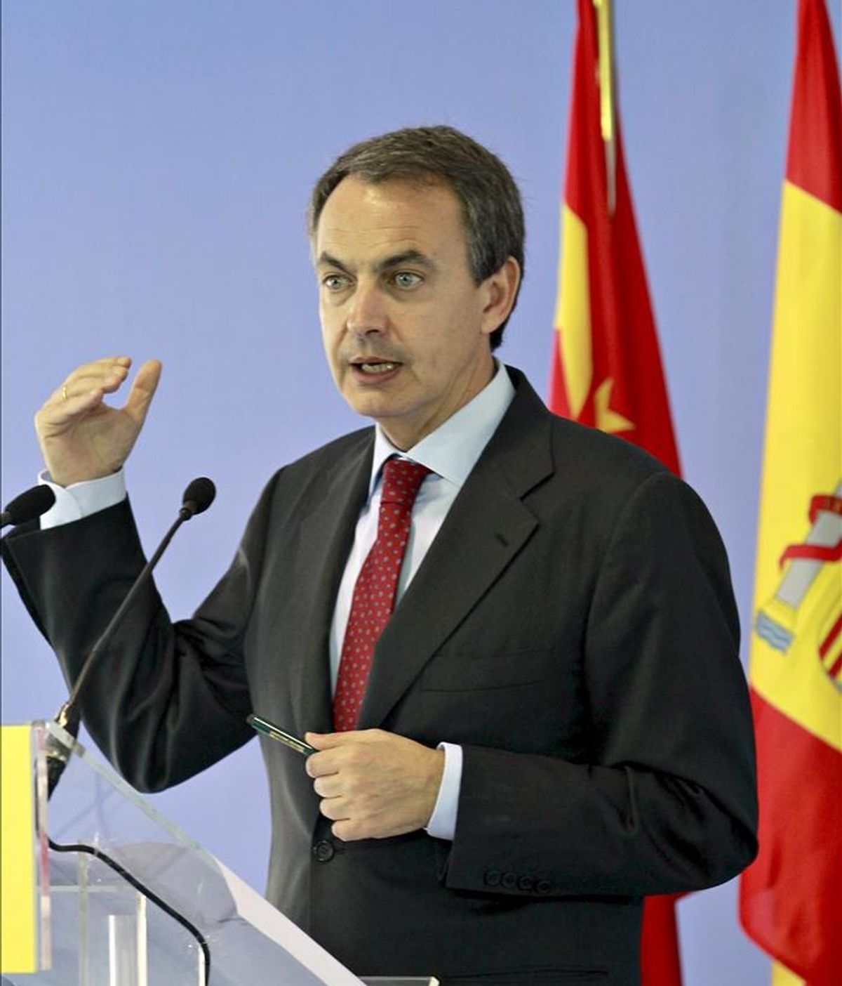 En China no ha habido compromisos concretos, pero Zapatero sí ha escuchado el interés del gigante asiático de invertir en España. Vídeo: Informativos Telecinco.