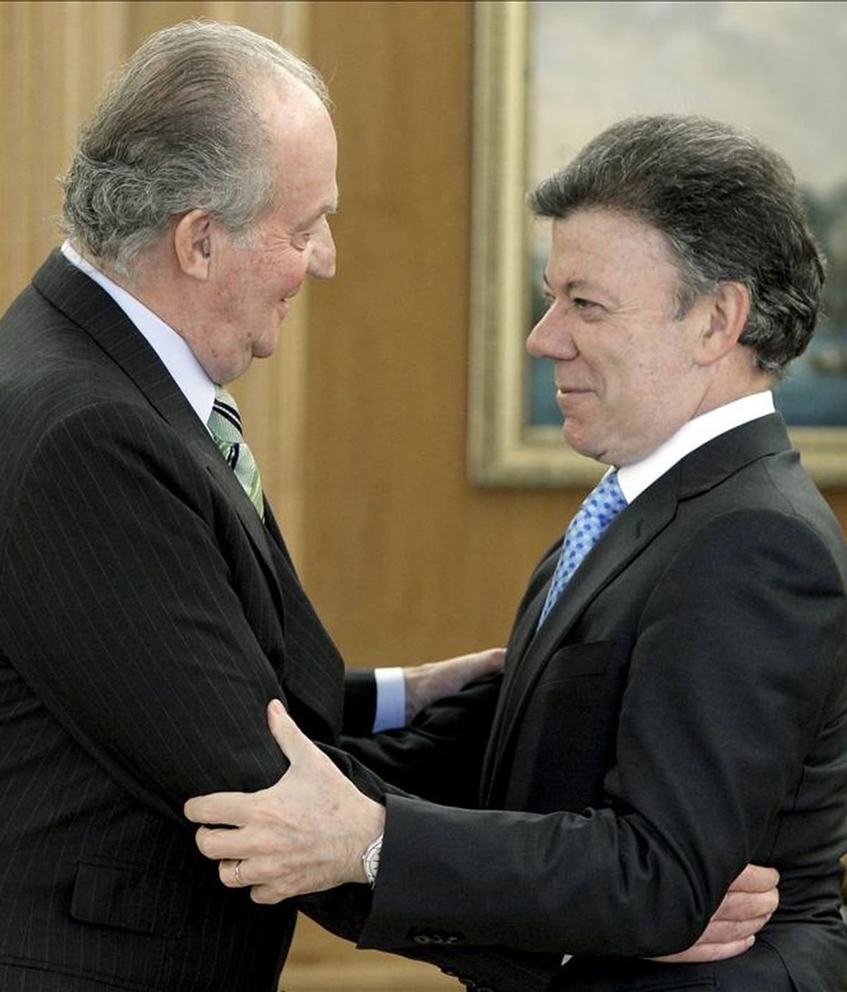 El rey Juan Carlos recibió, en el Palacio de la Zarzuela, al presidente de Colombia, Juan Manuel Santos, que comienza hoy su primera visita oficial a España. EFE