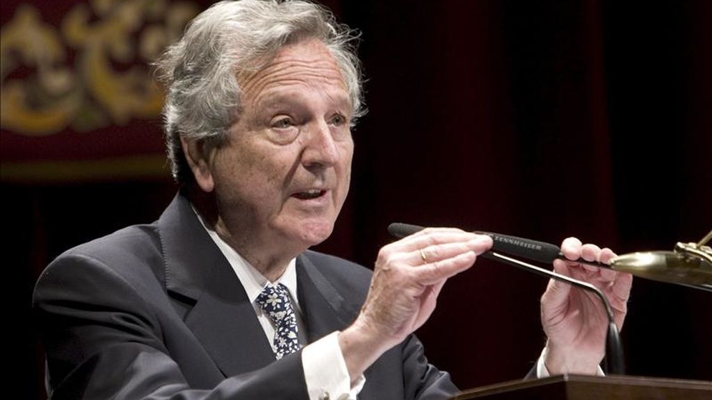 El arquitecto navarro, Rafael Moneo, ensalza hoy la fiesta de los toros a través de la arquitectura de los cosos, en un texto culto y mucho más breve y sobrio que los pregones al uso que la Real Maestranza de Caballería de Sevilla celebra cada Domingo de Resurrección en el teatro Lope de Vega. EFE