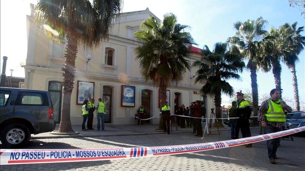 En la imagen, policías autonómicos " Mossos d'Esquadra", en el lugar donde esta mañana un vigilante del servicio de seguridad de la estación de Renfe de Castelldefels (Barcelona) ha resultado muerto al ser agredido por una persona que se encontraba en esas dependencias provocando un altercado. EFE
