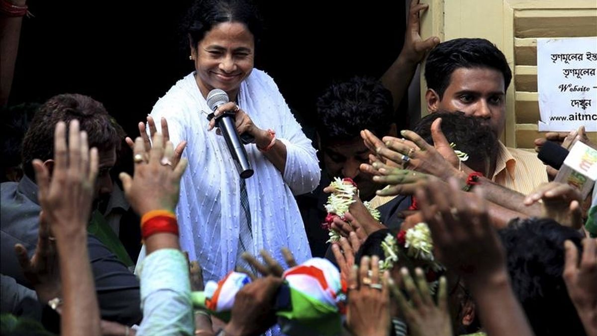 La líder de la coalición del partido del Congreso y el partido local de Trinamool, Mamata Banerjee, se dirige a sus simpatizantes tras conocer la obtención de la mayoría absoluta en las elecciones regionales en la nororiental Bengala occidental en Calcuta (India) hoy, viernes, 13 de mayo de 2011. EFE