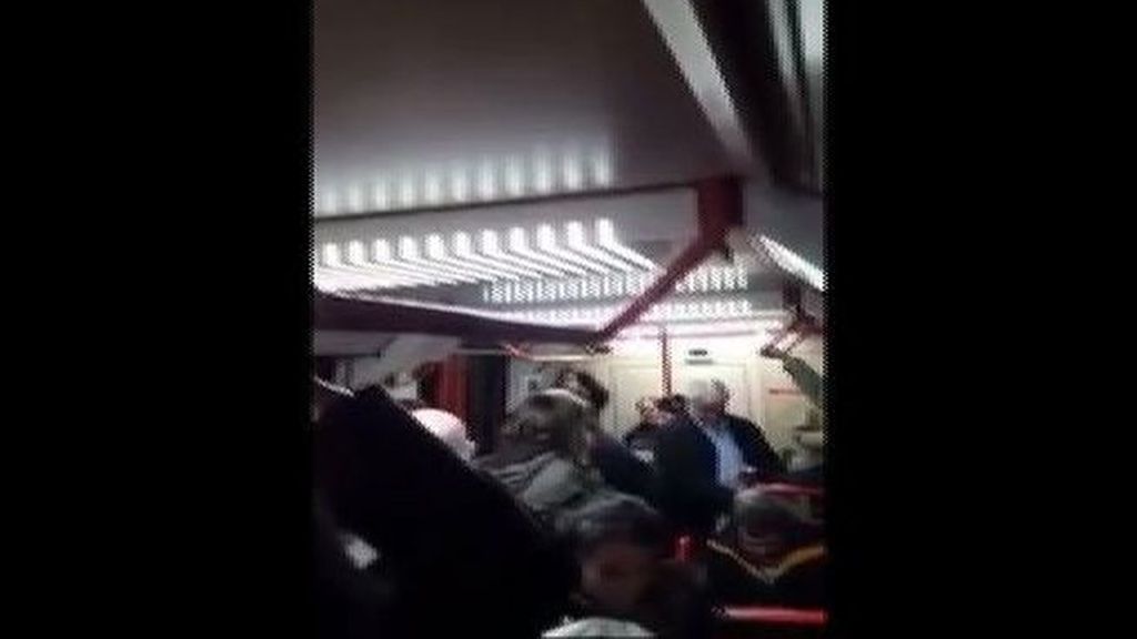 Le cuenta su infidelidad... ¡a todos los pasajeros del metro!